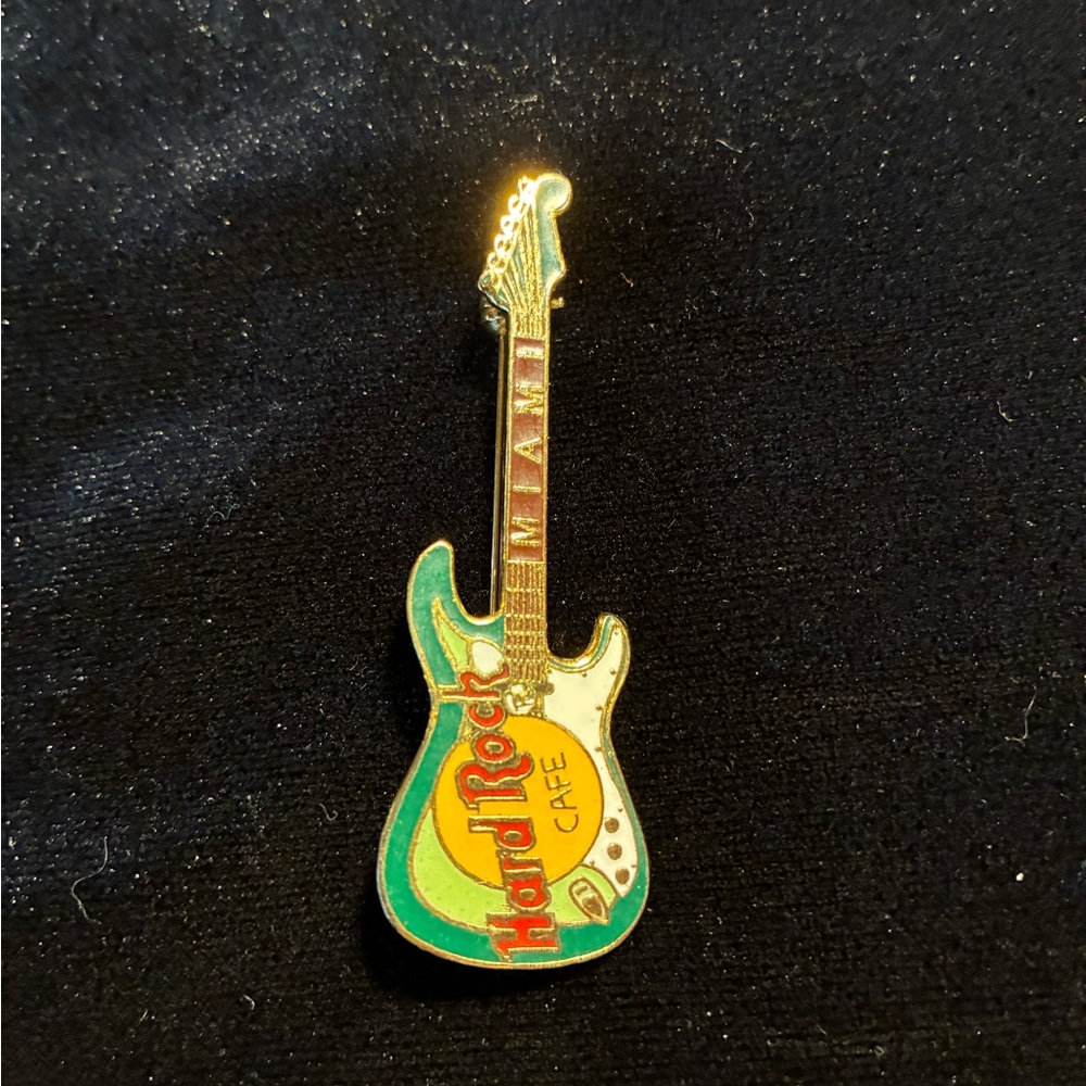 Vintage Hard Rock Café Miami Guitar Pin
🎸 Classic Music Series Collectible